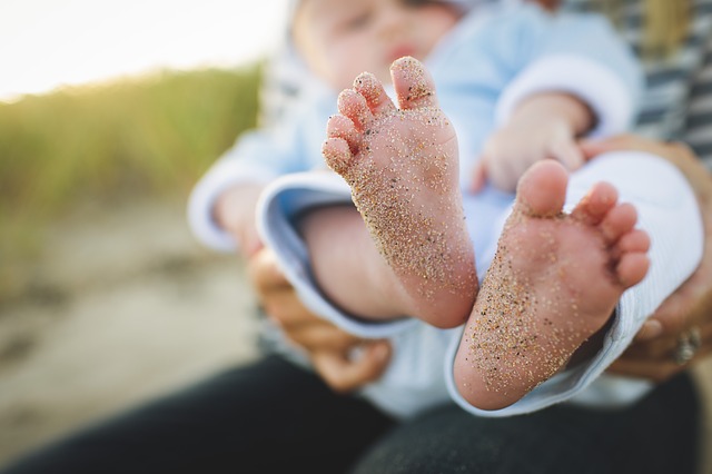 Baby met zand op de voetjes