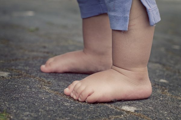 kindervoetjes die staan op een kindvriendelijke vloer