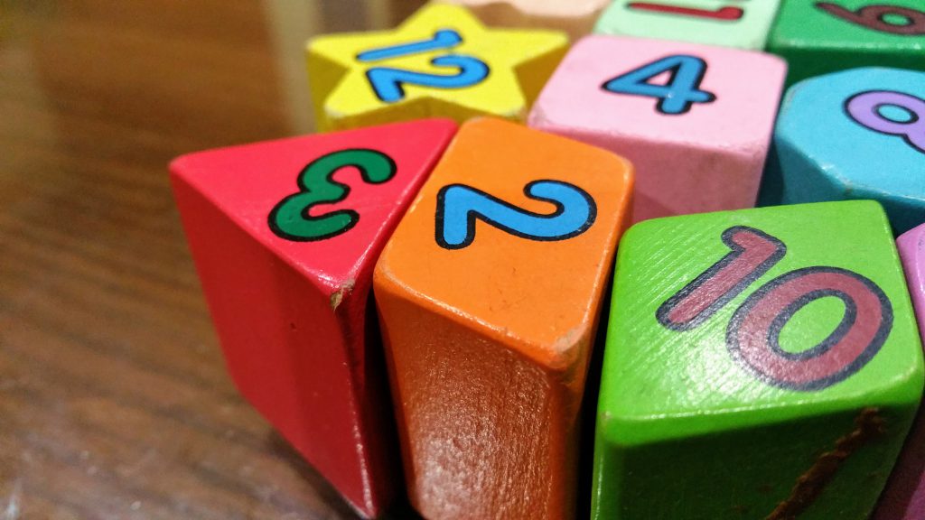 Waarom is educatief speelgoed handig? Cijfers en blokken; leren en spelen!