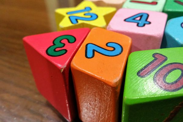Waarom is educatief speelgoed handig? Cijfers en blokken; leren en spelen!